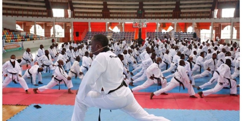 Me Koné Roël ,au premier plan, en dépit de ses 70 ans, ne réchigne pas à la tâche. (Dr)