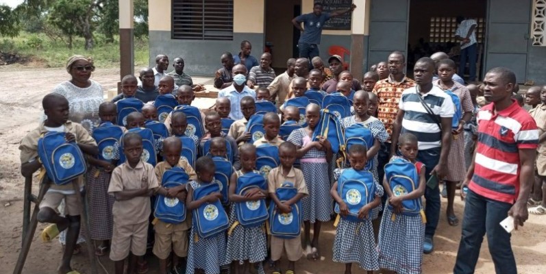 La Première dame Dominique Ouattara a offert plusieurs kits scolaires aux élèves de Lohou. (DR)