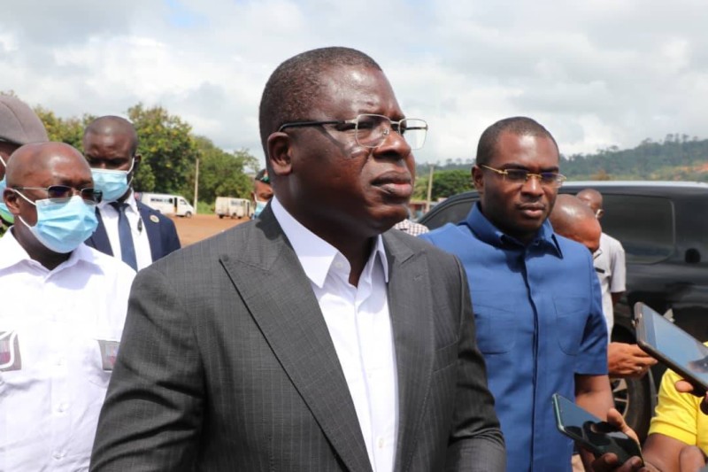 Le ministre de l’Équipement et de l’Entretien routier, Amedé Kouakou, face à la presse. (DR)