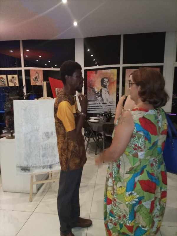 GNéa s’est fondu dans la masse pour partager sa vision artistique avec les amateurs de peinture venus découvrir son art.