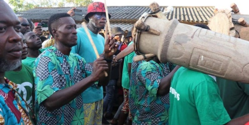 Le peuple N’Zima Kotoko a accueilli, dans la ferveur, la sortie du tam-tam sacré. (DR)