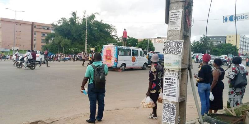 Un gbaka tentant de bloquer la voie au niveau de nouveau goudron. (Photo : E. Koudou)