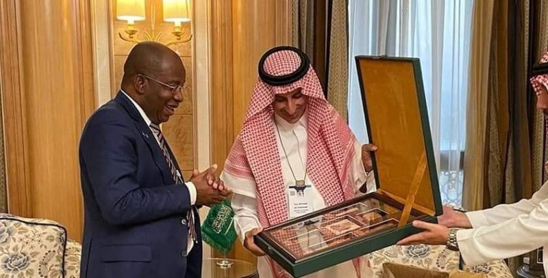 Le Ministre du Tourisme et des Loisirs, Siandou Fofana et M Ahmed AL Kateeb, Ministre Saoudien du Tourisme et également Président du Fonds Saoudien de Développement.