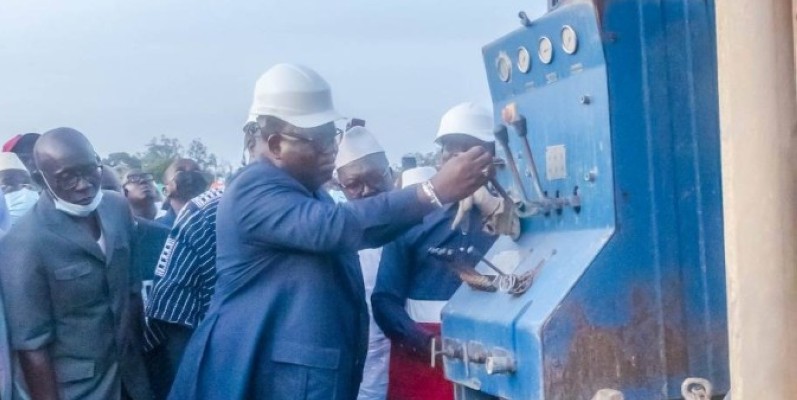 Le ministre Tchagba Laurent lance les travaux du forage de Sanzanso. (Bavane)