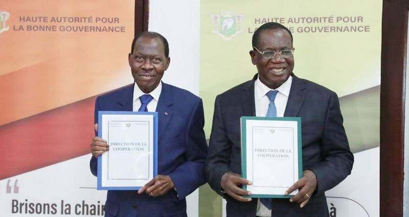 Échange de parapheurs entre N’Golo Coulibaly et Théophile Ahoua N’Doli. (DR)