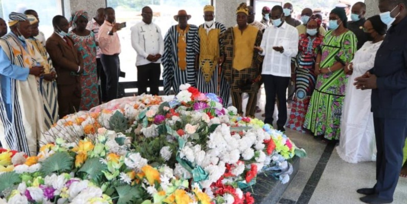 Les membres de la délégation du ministre Vagondo Diomandé s’inclinant sur la tombe du général Robert Guéi. (DR)