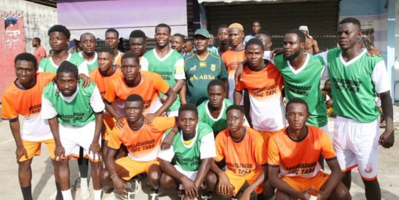 Les jeunes de Cocody centre ont célébré la fraternité à l'occasion d'un tournoi de football. Photo: Poro Dagnogo