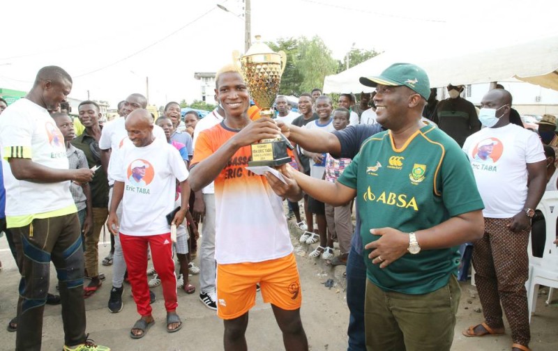 Remise de trophée au vainqueur. Photo : Poro Dagnogo.