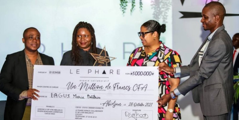 La promotrice Marie Béatrice Bagui remporte le prix de l’entrepreneur de l’année. (Dr)