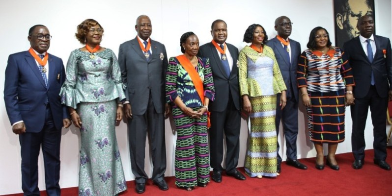 La Grande chancelière Henriette Dagri Diabaté et les récipiendaires portant fièrement leurs médailles. (Poro Dagnogo)