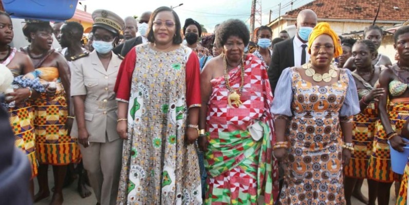 La procession vers la place Abissa a eu lieu après une rencontre avec la ministre Harlette Badou N’Guessan au Palais royal. (photos : véronique dadié)