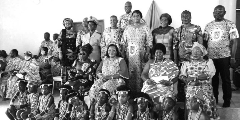 Photo de famille avec la senatrice chez le roi (DR)