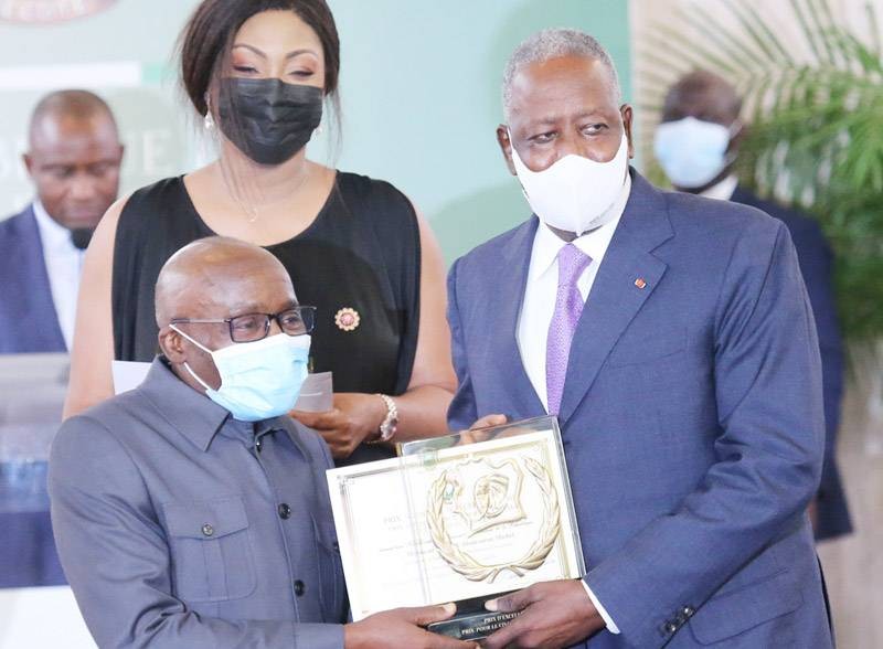 Michel Gohou a reçu son prix des mains du Médiateur de la République Adama Toungara. (Photo : Poro Dagnogo)