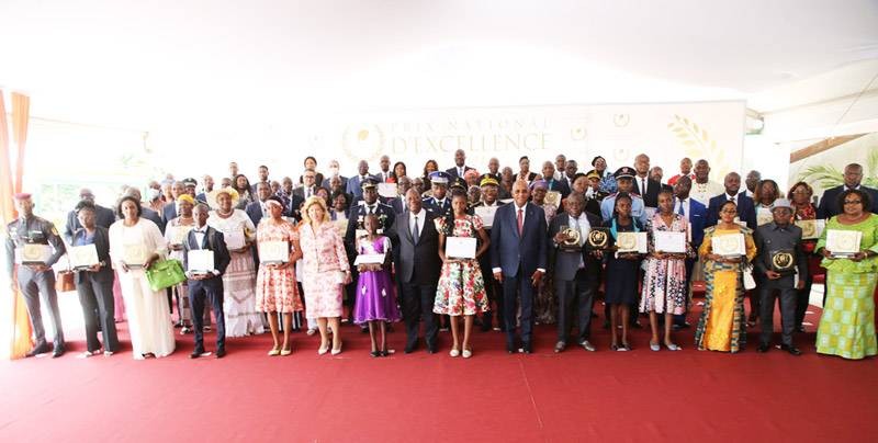 La photo de famille après la remise des différents prix. (Photo : Poro Dagnogo)