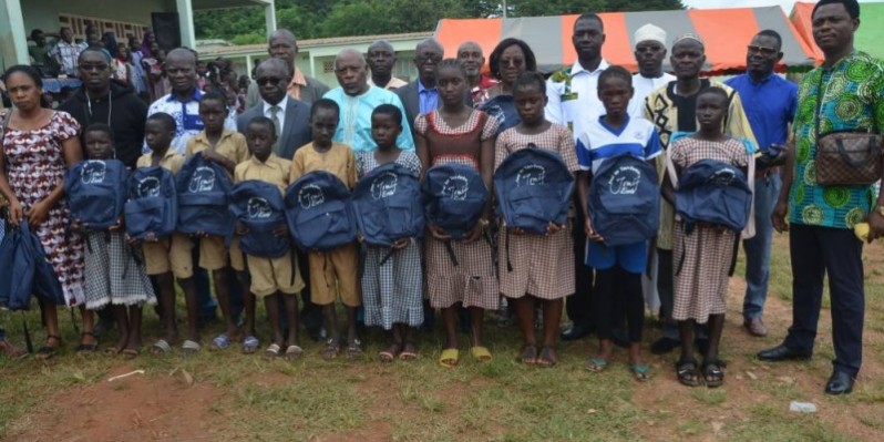 Les enfants heureux de recevoir des kits scolaires (DR)