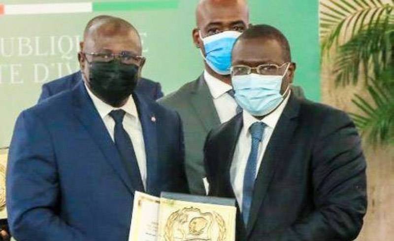 Ibrahima Doumbia (à gauche) recevant son prix. (DR)