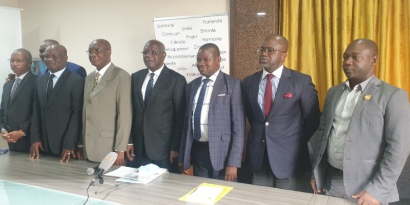 Gilbert Kafana Koné (face au micro), encadré par des cadres et élus de l’Ugn en gestation, a situé les enjeux de l’assemblée générale constitutive. (DR)