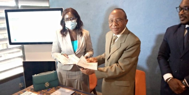 Le président du Conareci, Angra Sébime et le Dga d’Ivosep, Chrystel Malan ont signé le document qui les lie désormais. (DR)