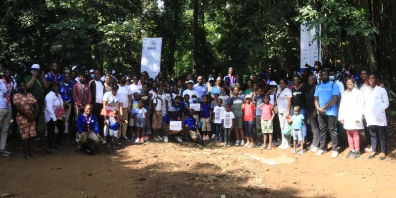Les invités au planting de plants, prêts pour l'opération (Bavane)