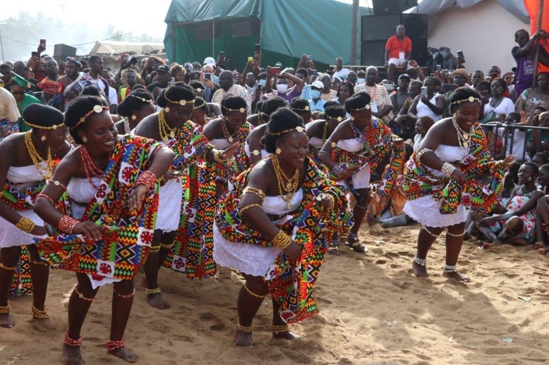 Pas de danse exécutés au son de Edo-N’gbolé, le tam-tam parleur.(DR)