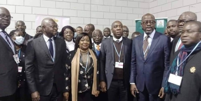 Les ministres Jean-Luc Assi et Alain-Richard Donwahi visitent des entreprises. (DR)