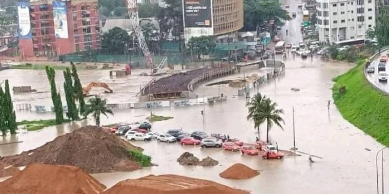 Le carrefour de l'indénié est complétement inondé. (DR)
