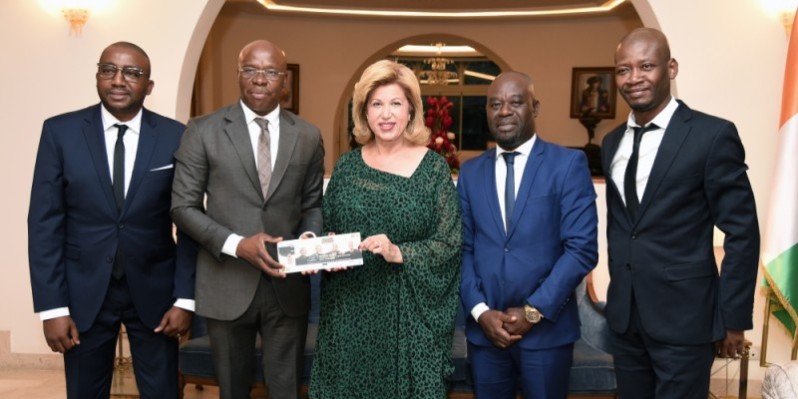 Les Gaous magiciens ont remis officiellement l'invitation de la Première dame Dominique Ouattara. (cabinet Première dame)