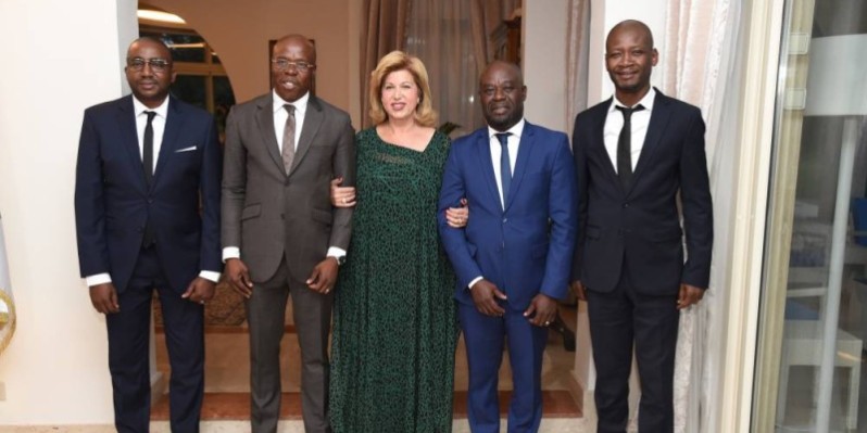 La photo de famille de Magic System et la Première dame. (cabinet Première dame)