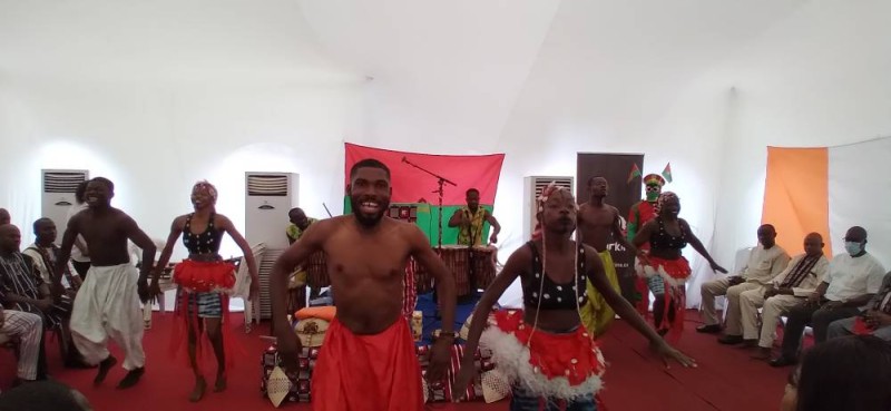 Prestation d'une troupe sur un air traditionnel burkinabè. (DR)