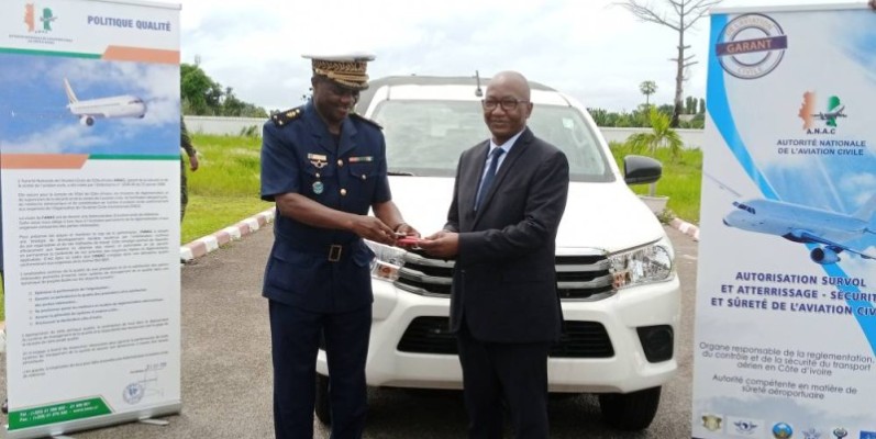 Le directeur général de l'Anac, Sinaly Silué, remet les clés du véhicule au général de brigade aérienne, Alfred N’guessan Koffi, chef d’état-major de l’armée de l’air. (Photo : DR