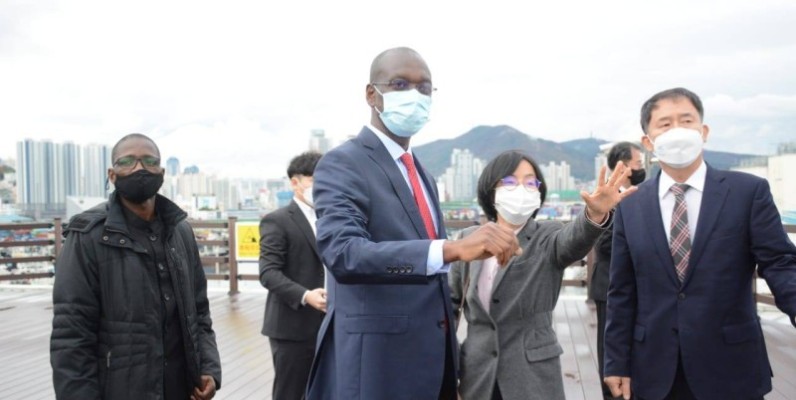 Zoro Epiphane Ballo, ministre de la Mpbgrclci, en pleine visite de terrain pour avec ses hôtes. (DR)