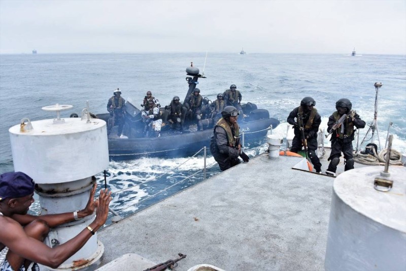 Une unité des marins en pleine opération de sauvetage en mer.