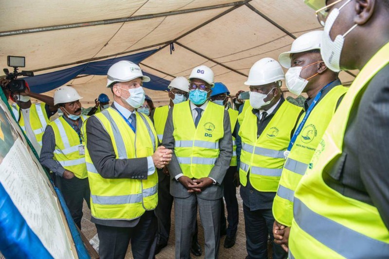 Le ministre Amadou Koné (2e à partir de la droite) a félicité le Directeur général et toute la communauté portuaire de San Pedro pour les actions de développement du Port. Photo Dr