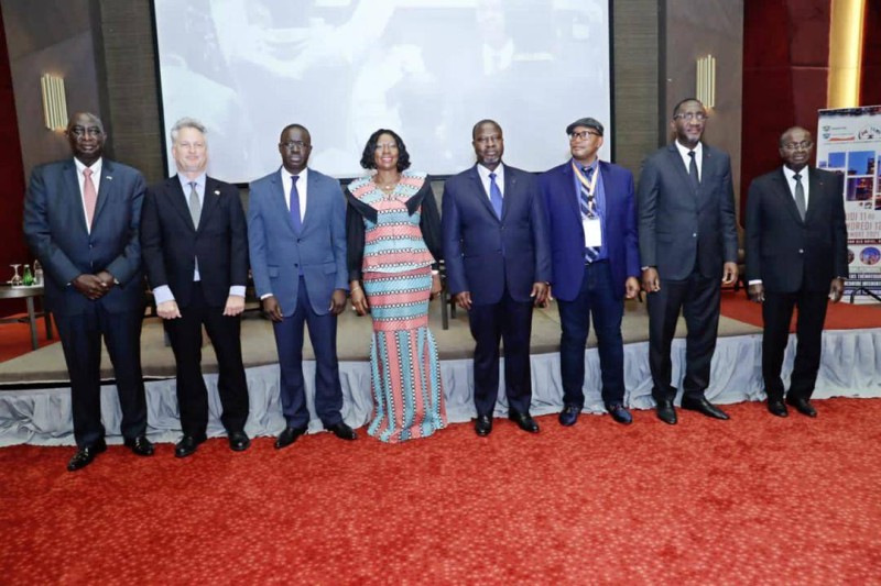 Les ministre Kandia Camara et Emmanuel Essis (4e et 5e à partir de la gauche) se sont félicité de ce nouvel outil de renforcement de la coopération économique avec le continent américain. (DR)
