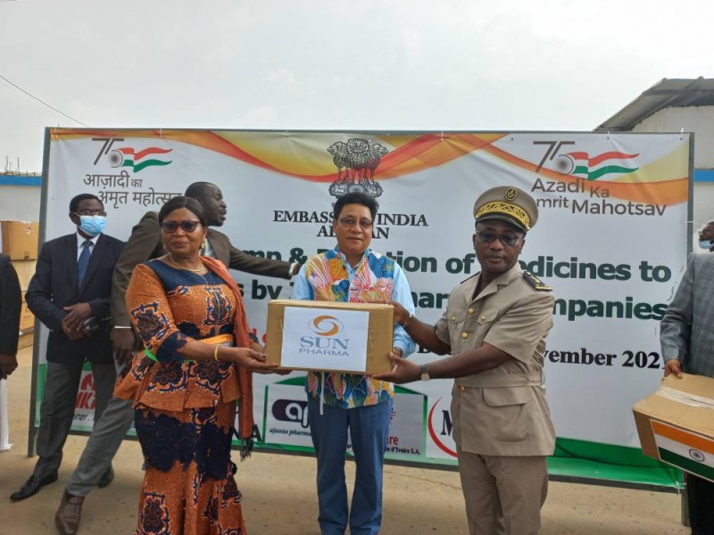L'Ambassadeur de l'Inde remettant un lot de médicaments au Sous-préfet et au représentant du Maire d'Anyama. (Ph: Patrick N'Guessan).