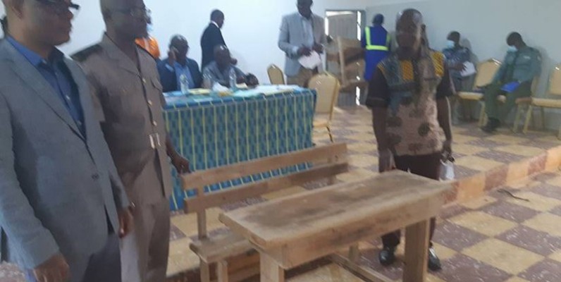 Remise symbolique des tables-bancs par le maire de Tabou, Julien Klaibé. (DR)