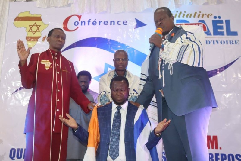 Le Révérend Hervé Moise Edéa (A genoux), est désormais le représentant de l’Initiative Afrique-Israël.
