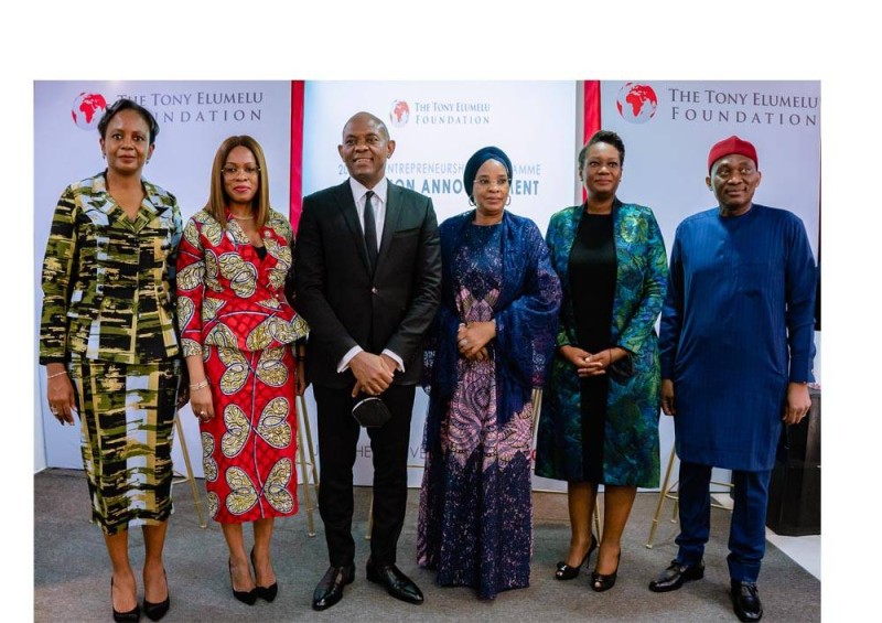 De gauche à droite : L'administratrice de la Fondation Tony Elumelu, Dr. Awele Elumelu; Mme Mary Almakura, assistante spéciale de la mission de paix des Premières Dames africaines ; Le fondateur de la Fondation Tony Elumelu, Mr Tony O. Elumelu; Mme Ajibola Ponnle, commissaire de l'État de Lagos pour l'établissement, la formation et les pensions ; La PDG de la Fondation Tony Elumelu, Mme Ifeyinwa Ugochukwu ; Le chef de la minorité de la Chambre des représentants, l'honorable Ndudi Elumelu.