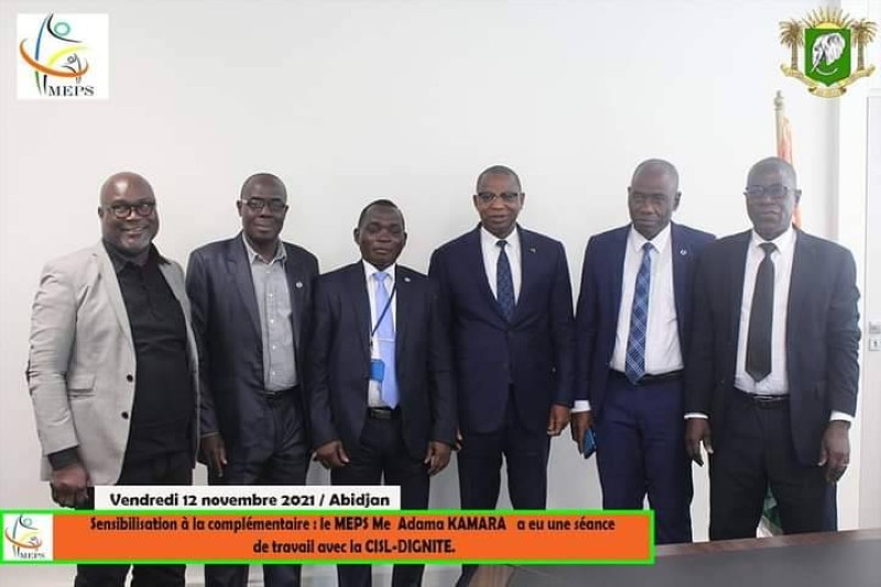 Le ministre Adama Kamara avec ses hôtes de la centrale Dignité.