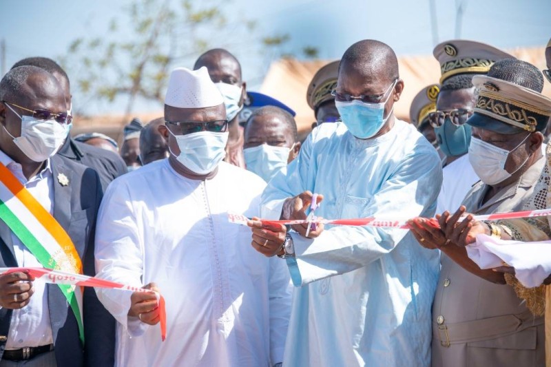 Les ministres Bruno Koné et Amadou Coulibaly à l'inauguration de la maison dédiée aux chefs traditionnels. (Ph : Dr)
