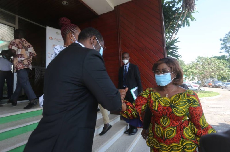 La ministre du Plan et du Développement, Mme Nialé Kaba saluant le DG de Fraternité Matin, Abdel Serges Nouho.(Ph: Sébastien Kouassi)
