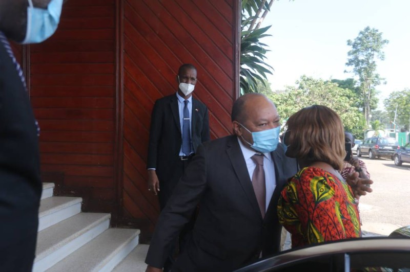 La ministre du Plan et du Développement, Mme Nialé Kaba accueillie par le PCA de Frat Mat à sa descente de véhicule.(Ph: Sébastien Kouassi)