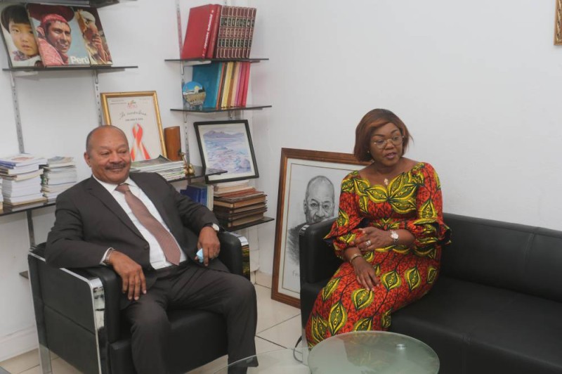 La ministre du Plan et du Développement, Mme Nialé Kaba dans le bureau du PCA du groupe Fraternité Matin, M. Sangaré Séga.(Ph: Sébastien Kouassi)