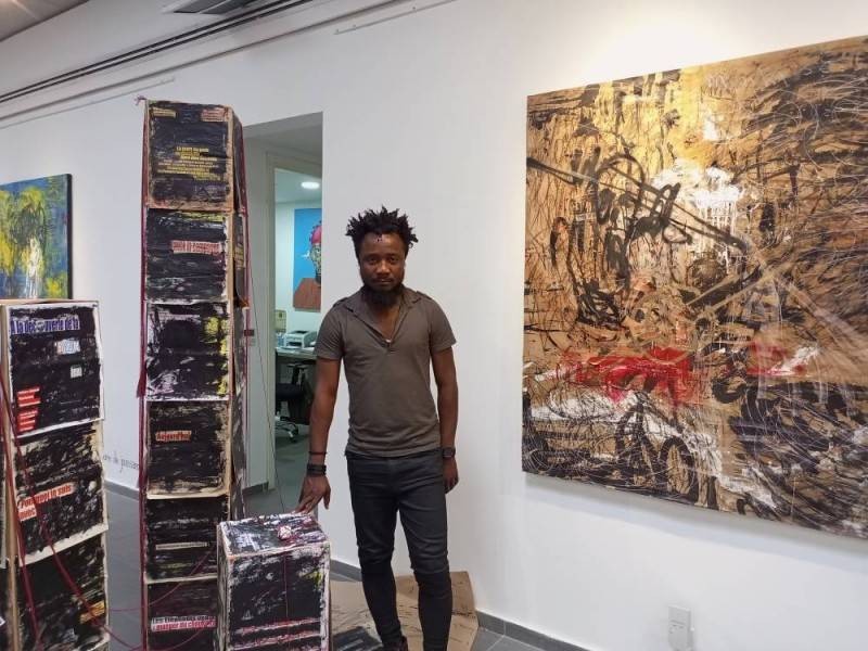 L'artiste plasticien, Sess Essoh LouiSimone Guirandou Gallery, à Abidjan-Cocody. (Ph: Salif D. CHEICKNA)
