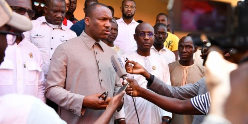 Le ministre Mamadou Touré au contact de la jeunesse de Kafalo. (DR)