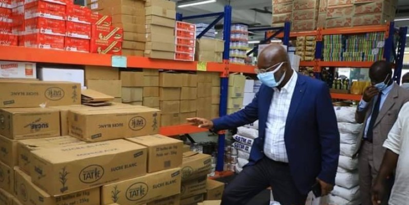 Le DG du commerce intérieur, Aimé Koizan, a visité les entrepôts de plusieurs grossistes du sucre à Abidjan. (Dr)