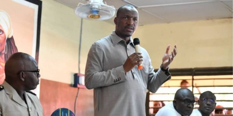 Le ministre Mamadou Touré sensibilise la jeunesse de Kafolo. (DR)