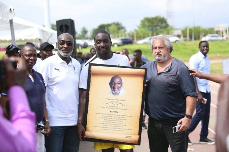 Mehdi Khalil, président de Cosmos Fc a remis un tableau à l'éffigie du défunt à la famille Diallo