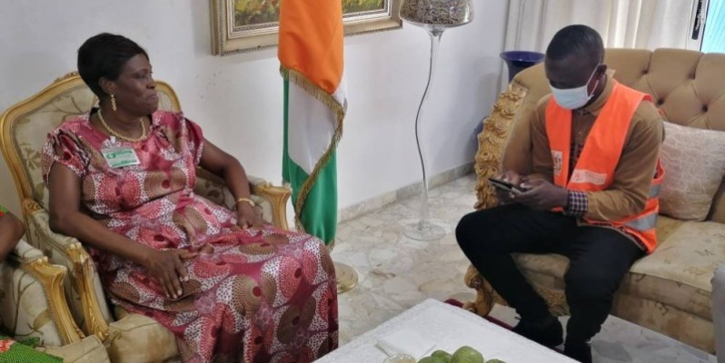 Simone Gbagbo se fait recenser ce lundi à son domicile à Cocody. (ehivetgbagbo.com)
