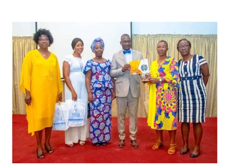 Mme Yessoh Marie Gisèle, 2è à partir de la droite receptionant le prix du ministre Laurent Tchagba (DR)